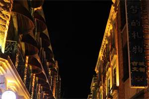 拥有辽阔的绿色空间和清澈的湖泊 拥有辽阔的绿色空间和清澈的湖泊